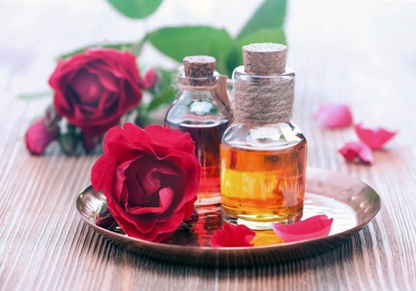 Tinh dầu hoa hồng làm đẹp da và vòng 1